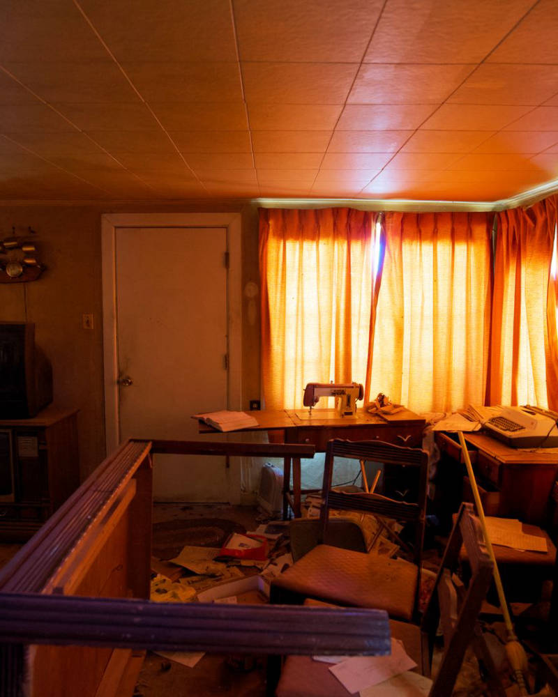 Beispiel: vollgestelltes, unaufgeräumtes Wohnzimmer